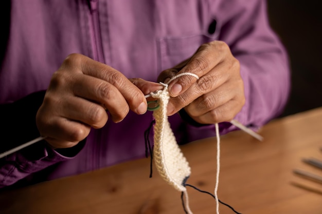 Frau, die mit zwei Stricknadeln strickt