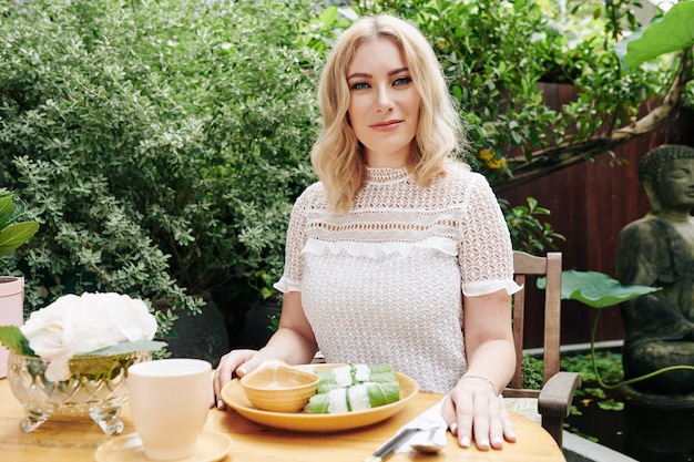 Frau, die Mittagessen im Freien isst