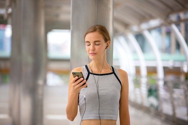 Frau, die Mobiltelefon verwendet