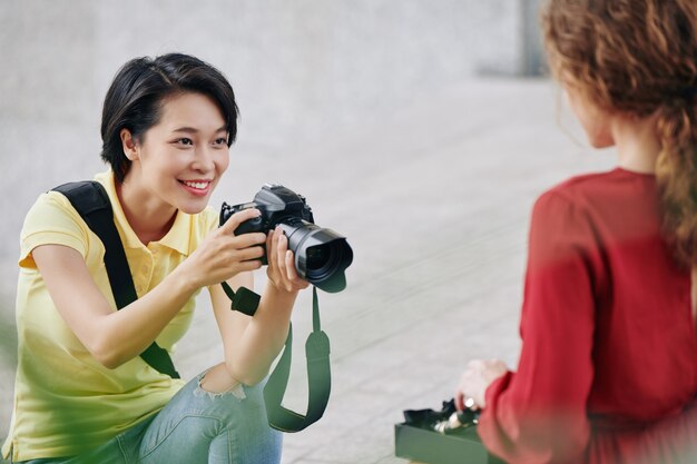 Frau, die Modell fotografiert