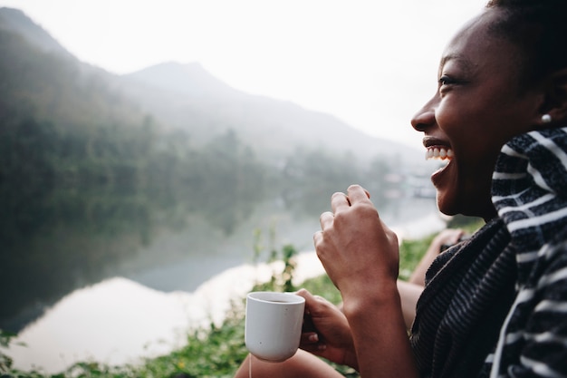 Frau, die Morgenkaffee mit Natur genießt