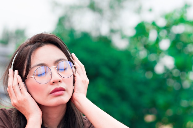 Frau, die Musik auf Natur hört