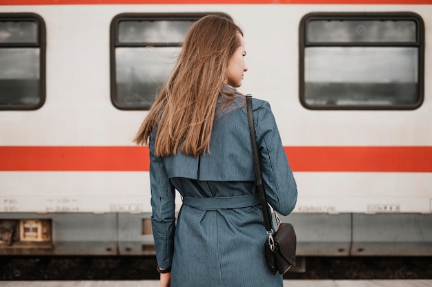 Foto frau, die nach dem zug von hinten schuss sucht