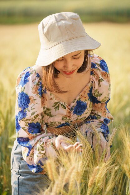 Frau, die Natur in einem Bauernhoffeld genießt