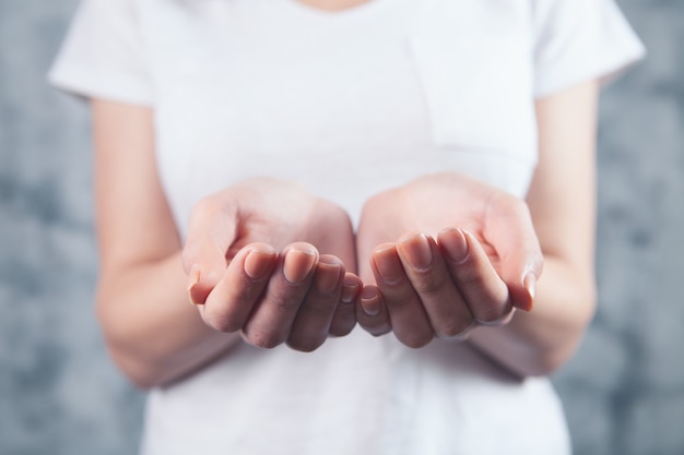 Foto frau, die offene handflächen zusammenhält