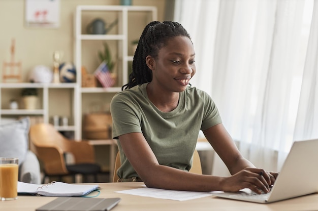 Frau, die online am Laptop arbeitet