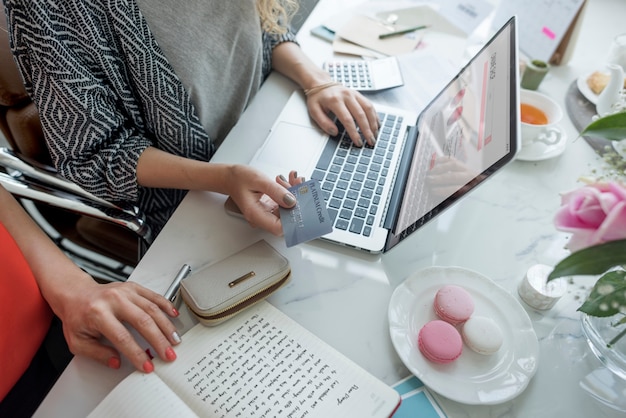 Frau, die online shoppig genießt