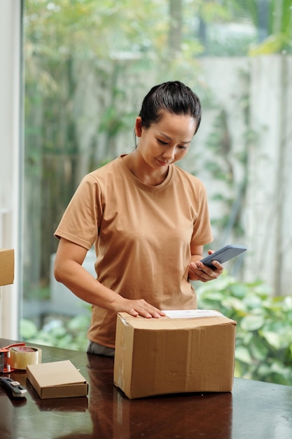 Frau, die Paket registriert