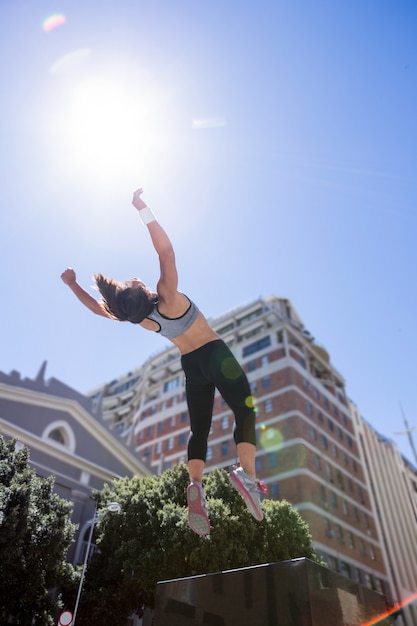 Frau, die Parkour in der Stadt tut