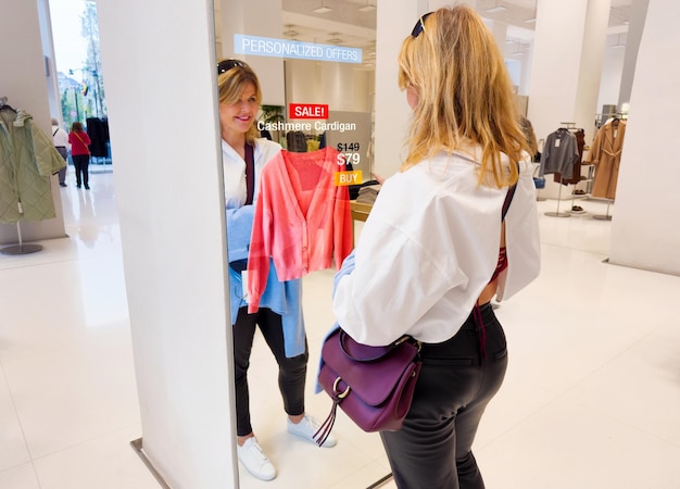 Frau, die personalisierte Angebote auf einem interaktiven Display im Einzelhandelsgeschäft ansieht