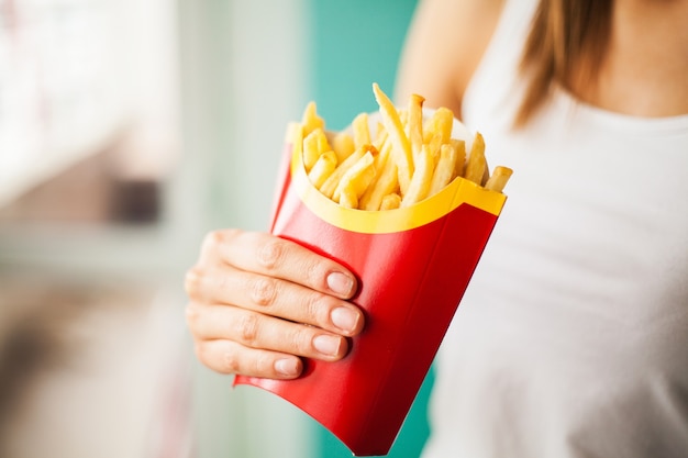 Frau, die Pommes frites isst