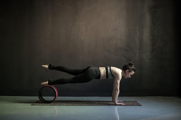 Frau, die Push-ups oder Liegestütze macht, übt Phalankasana aus