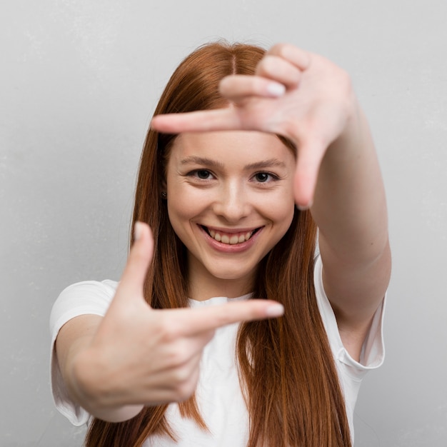 Foto frau, die quadrat mit den händen bildet