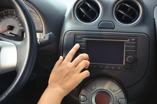 Frau, die Radio im Auto abstimmt