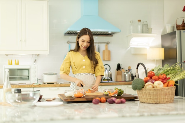 Foto frau, die reis mit gemüse in der küche kocht