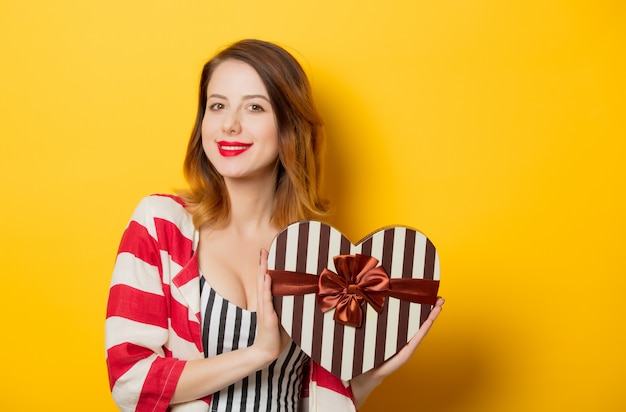 Frau, die rote Geschenkbox für Valentinstag zeigt