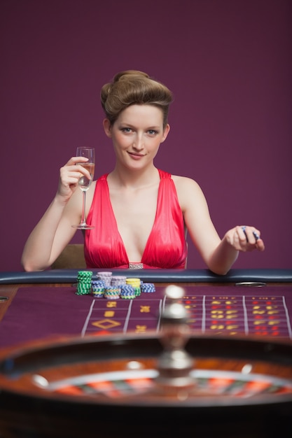 Frau, die Roulette sitzt und spielt