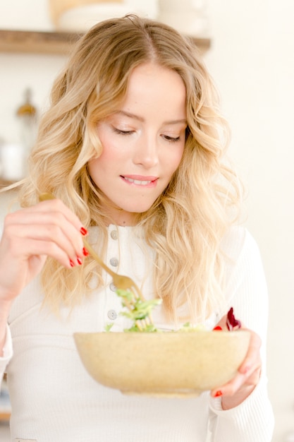 Foto frau, die salat isst