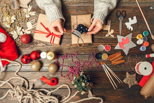 Frau, die Schachtel mit Weihnachtsgeschenken verziert