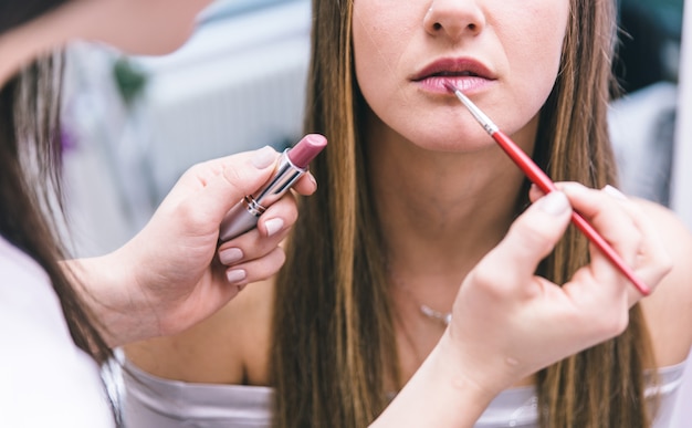 Frau, die Schönheitsbehandlung in einem Salon macht