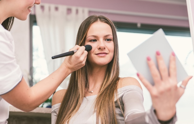 Frau, die Schönheitsbehandlung in einem Salon macht