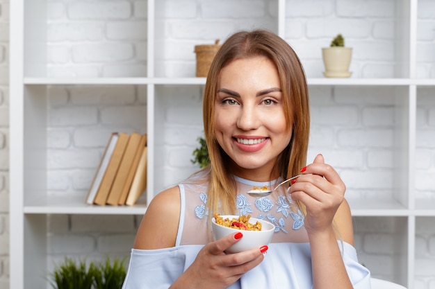 Frau, die Schüssel Getreide und Granola hält