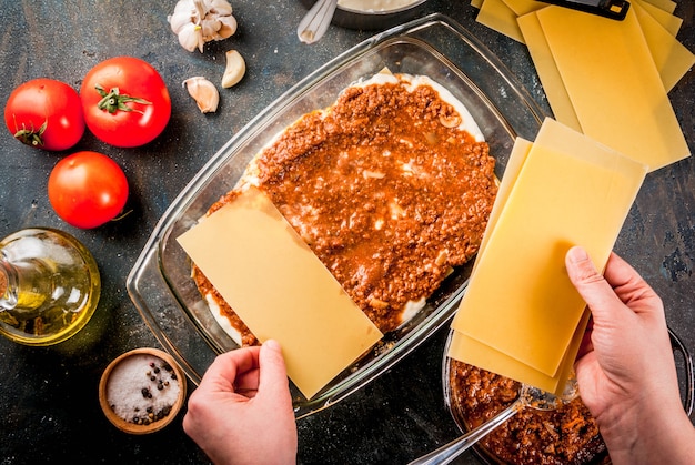 Frau, die selbst gemachten klassischen Lasagne Bewohner von Bolognese kocht