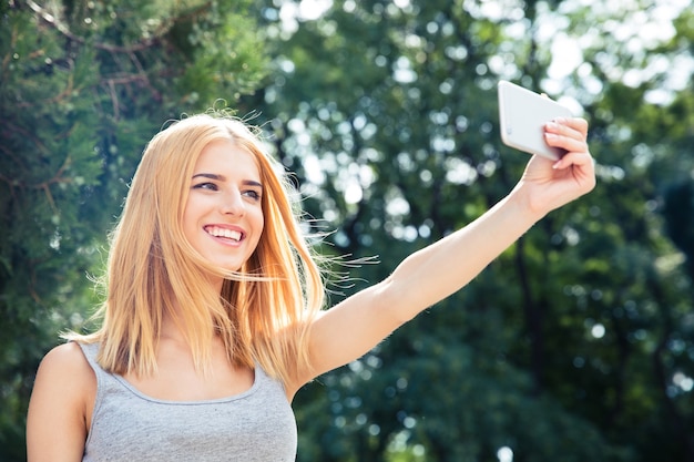 Frau, die selfie Foto macht