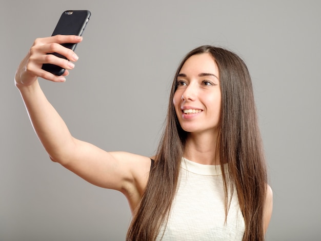 Frau, die selfie nimmt