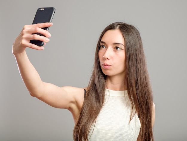 Frau, die selfie nimmt