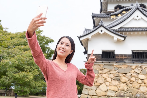 Frau, die selfie per Handy im Schloss Hikone macht