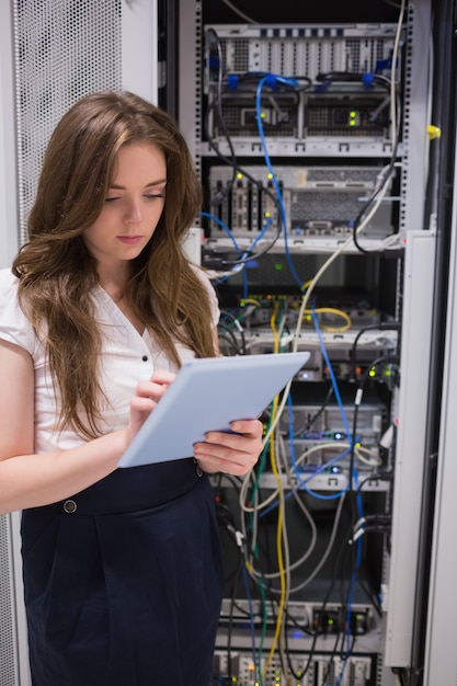 Frau, die Server unter Verwendung des Tabletten-PC überprüft