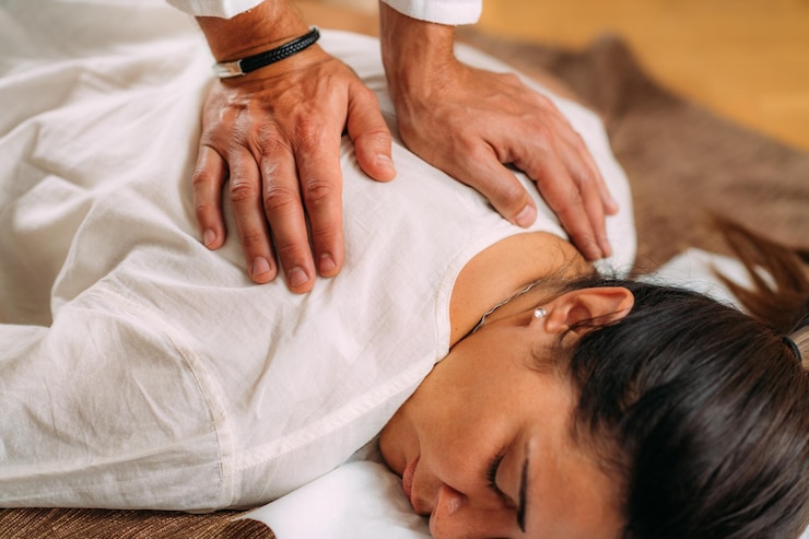 Foto frau, die shiatsu-rückenmassage erhält