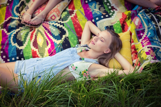 Frau, die sich am Campingplatz entspannt