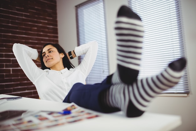 Frau, die sich im Büro entspannt