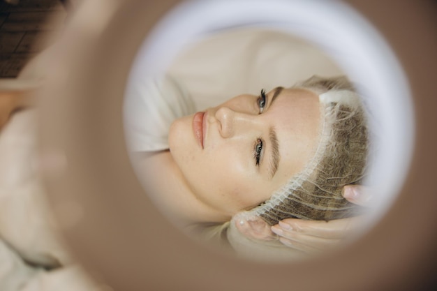 Frau, die sich im Schönheitssalon einem Vakuum-Hydro-Peeling unterzieht