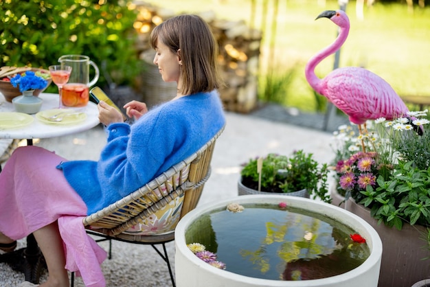 Frau, die sich im Sommer im Hinterhof entspannt