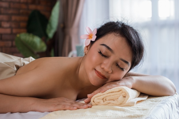 Frau, die sich in der Spa-Massage entspannt