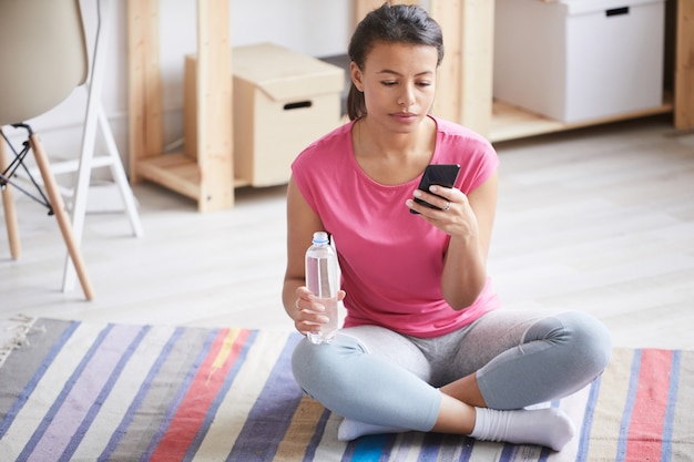 Frau, die sich nach dem Training ausruht