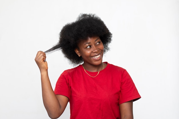 Foto frau, die sich um ihr afrohaar kümmert