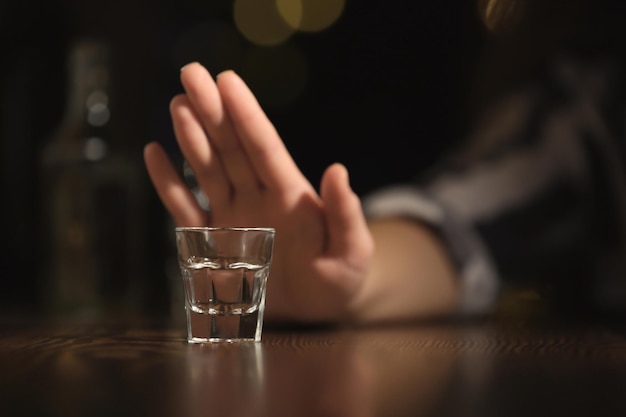 Frau, die sich weigert, Alkohol in der Bar in der Nähe zu trinken