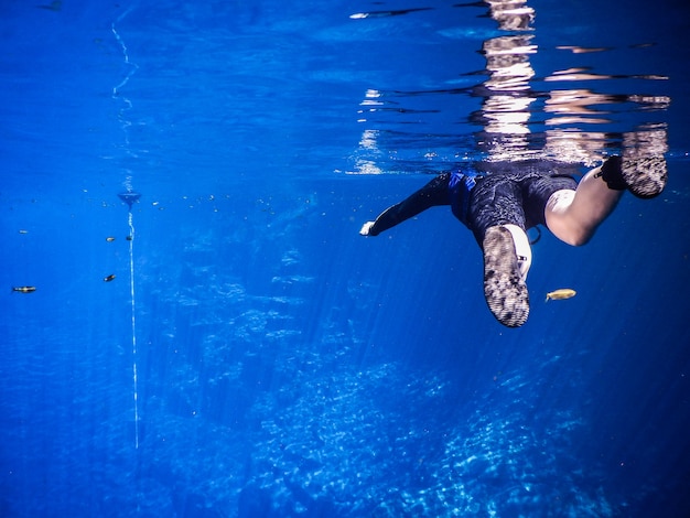 Frau, die Skorkel im blauen Wasser übt