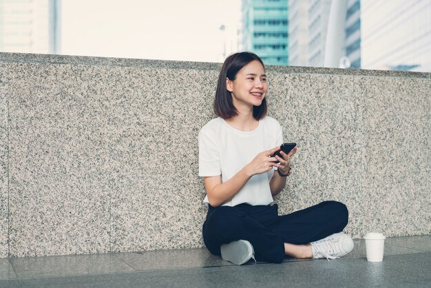 Frau, die smartphone, während der freizeit verwendet. das konzept der verwendung des telefons ist im täglichen leben unerlässlich.