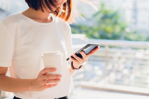 Frau, die smartphone während der freizeit verwendet