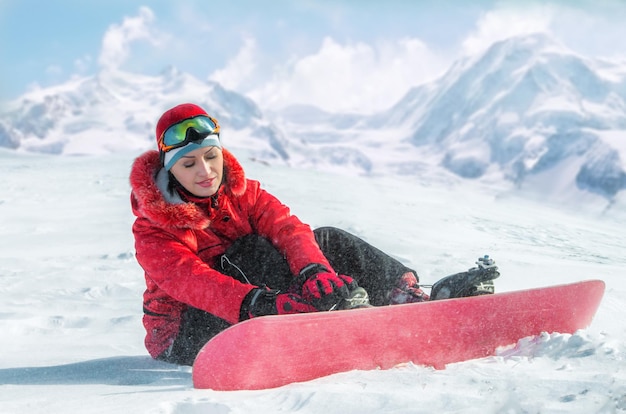 Frau, die Snowboard hält