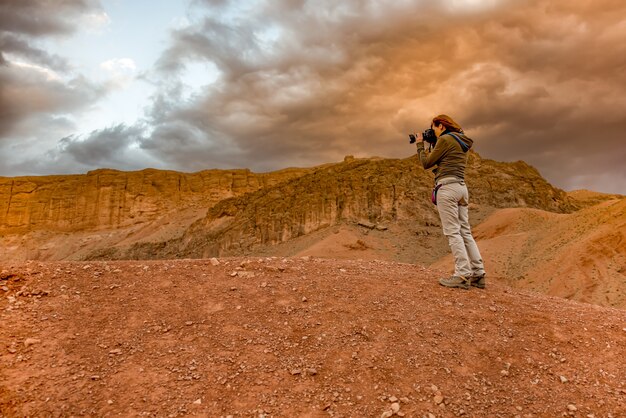 Frau, die Sonnenuntergangslandschaft in Marrakesch fotografiert