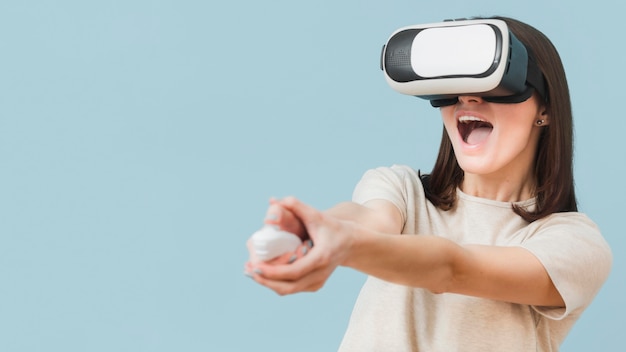 Foto frau, die spaß beim spielen mit virtual-reality-headset hat