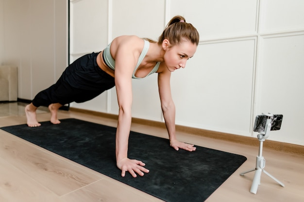 Frau, die Sporttraining zu Hause tut