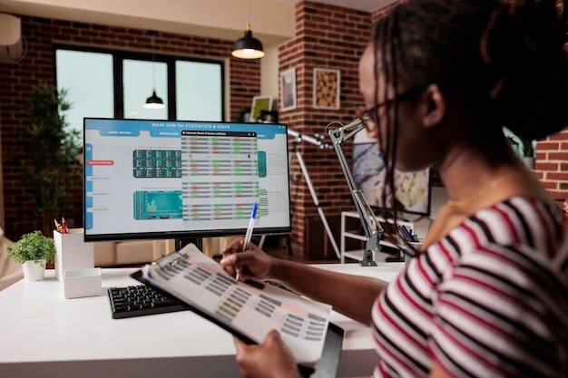 Frau, die Statistiken auf dem Computerbildschirm analysiert, mit dem Internet der Dinge arbeitet und eine Online-Anwendung für die Arbeit verwendet. Daten zur Überwachung von Fernarbeitern, Web 3 0, IoT-Technologiekonzept