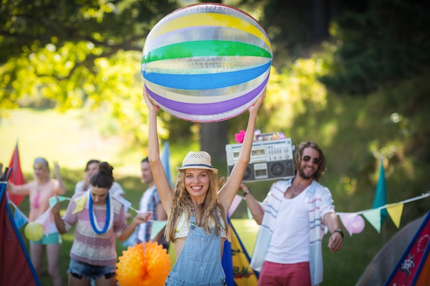 Frau, die Strandball am Campingplatz hält